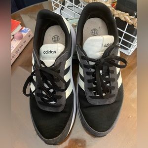 Black and white adidas women’s run 70’s